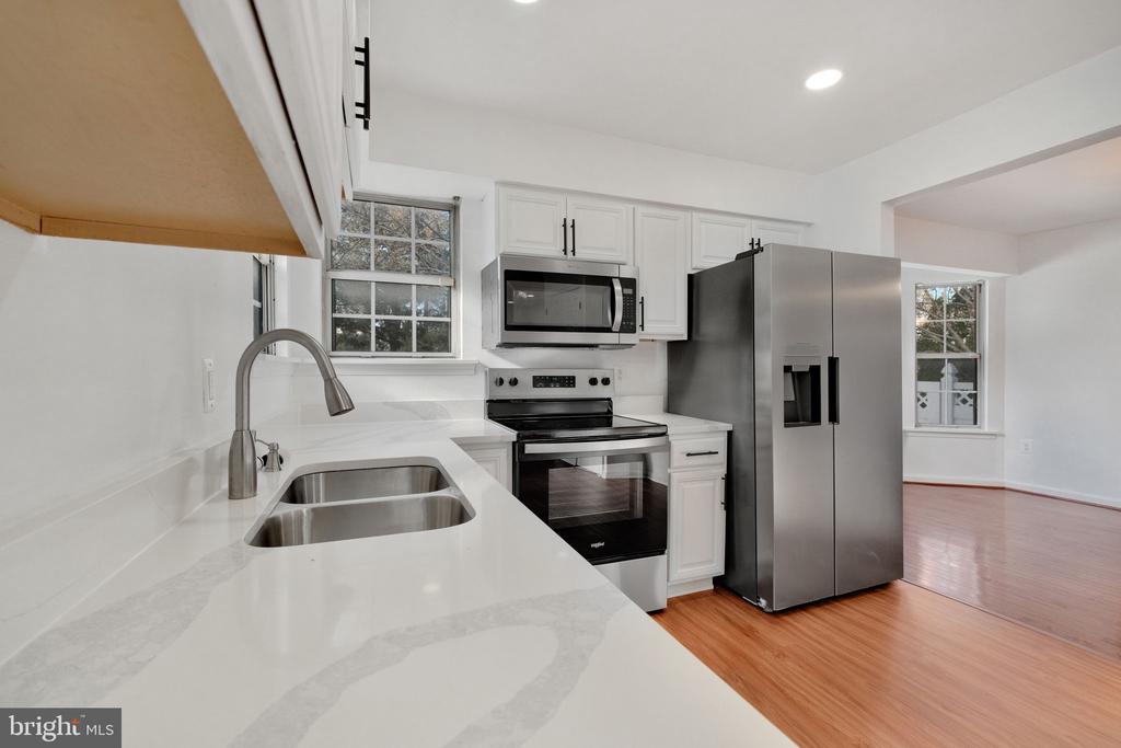 404 RED LEAF COURT