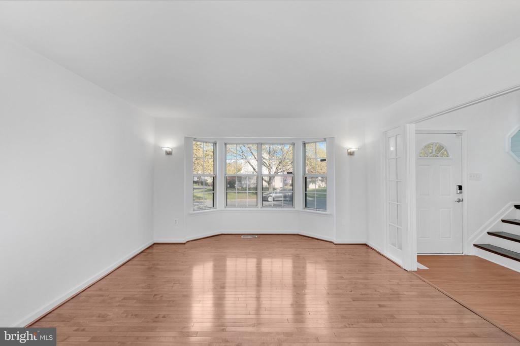 404 RED LEAF COURT
