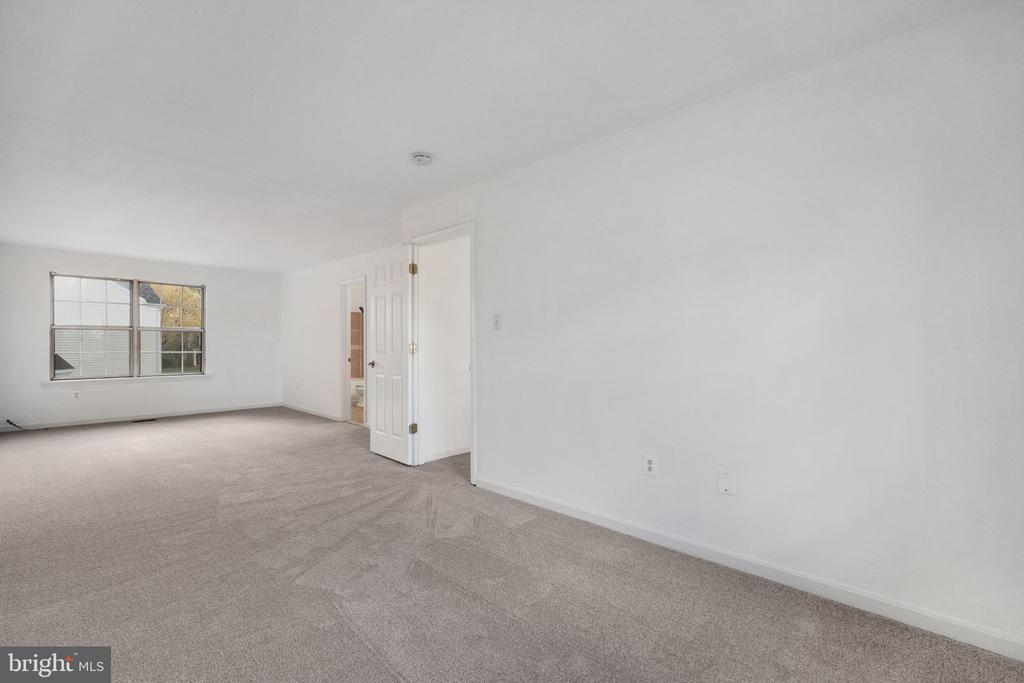 404 RED LEAF COURT