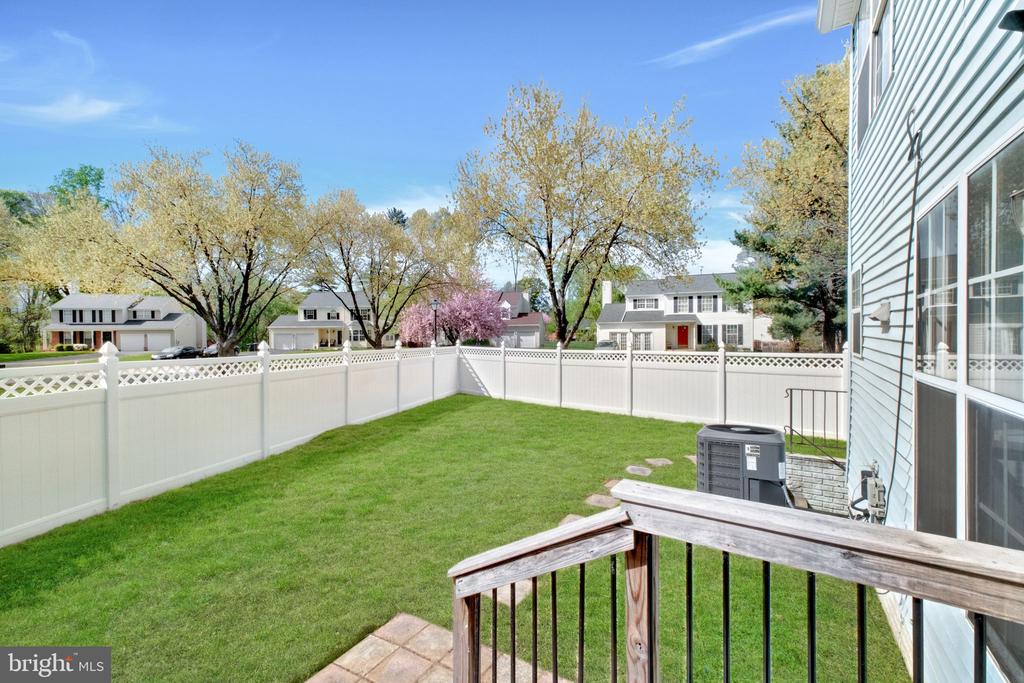 404 RED LEAF COURT