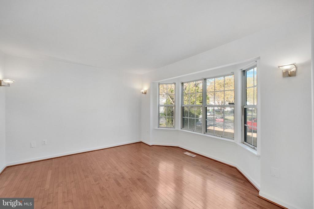 404 RED LEAF COURT
