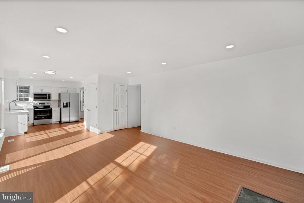 404 RED LEAF COURT