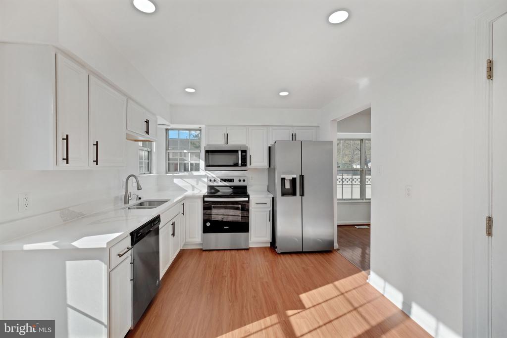 404 RED LEAF COURT
