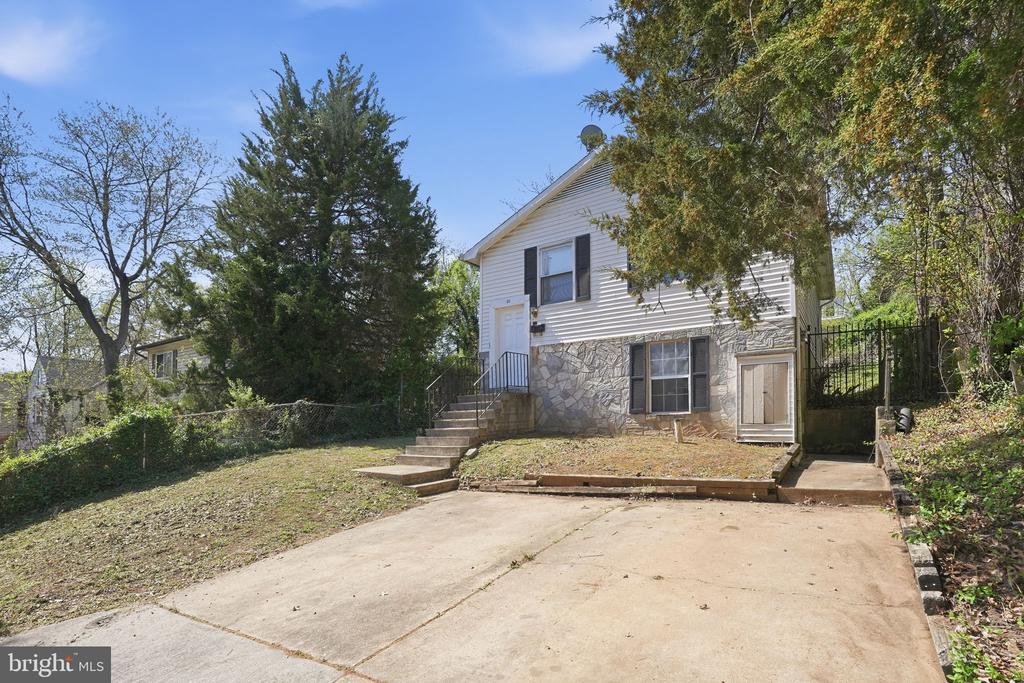 20 TUNIC AVENUE