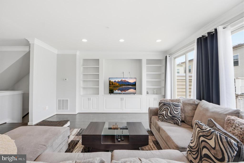 10601 EASTLAND CIRCLE