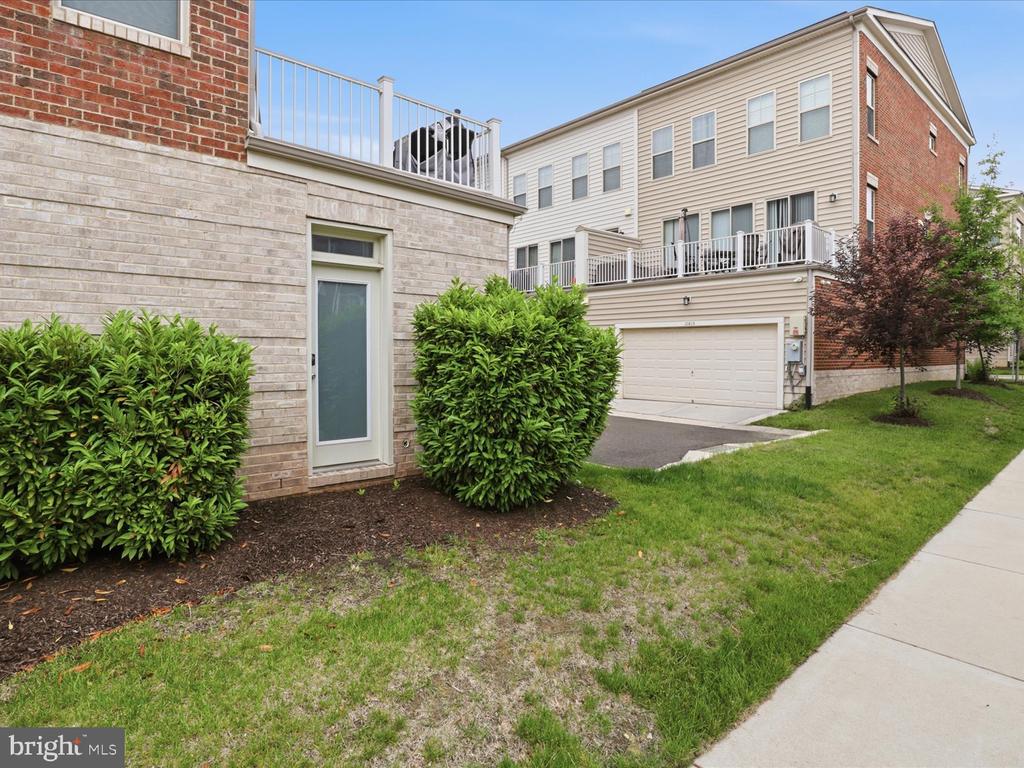 10601 EASTLAND CIRCLE