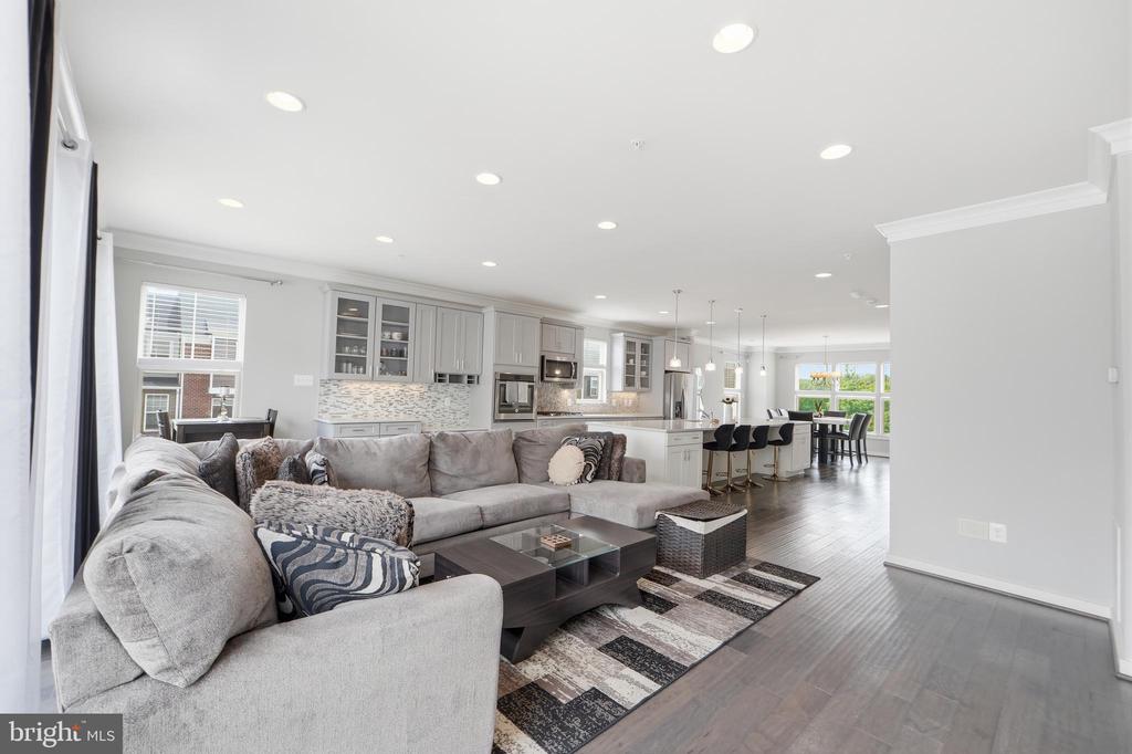 10601 EASTLAND CIRCLE