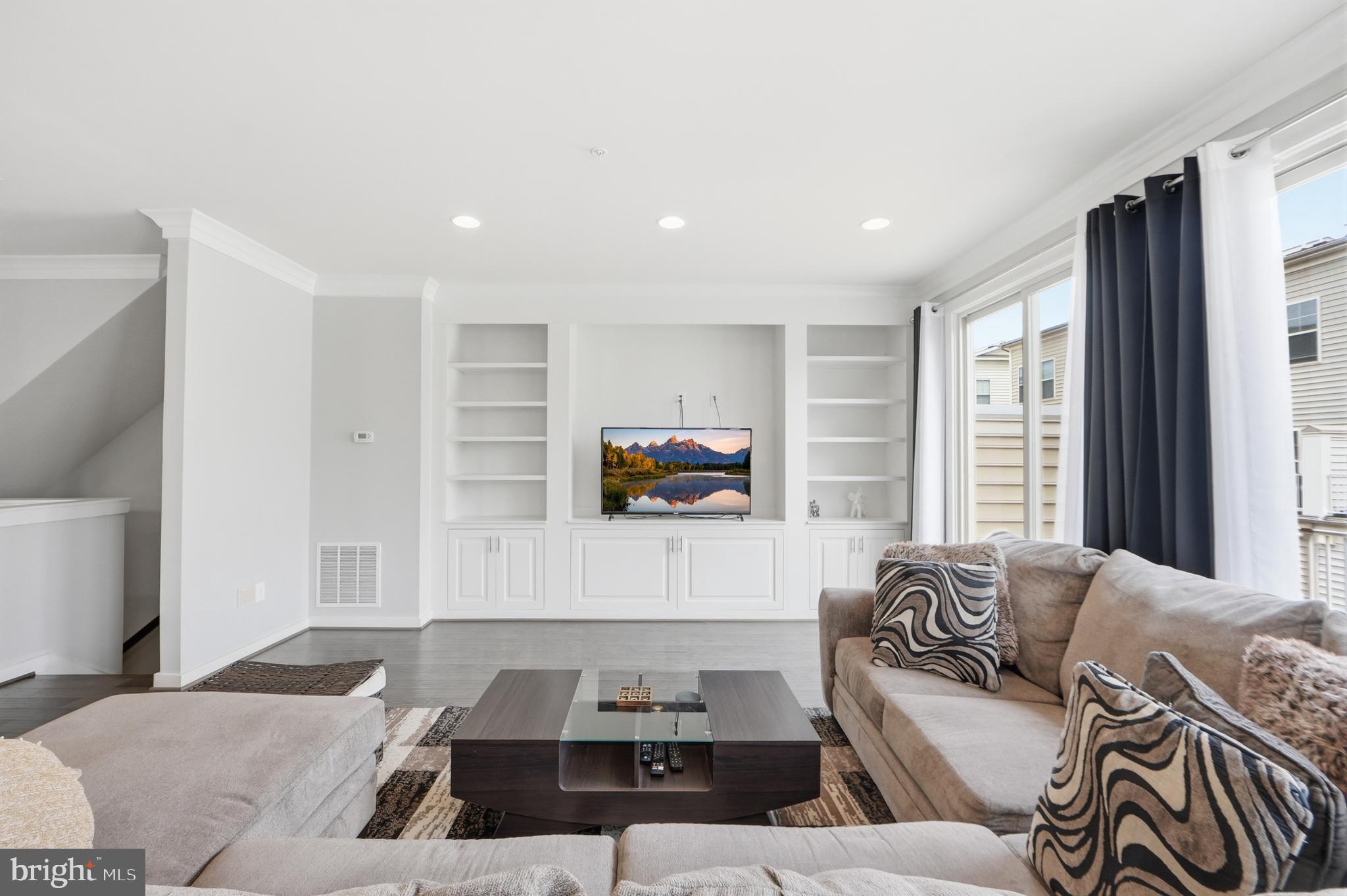 10601 EASTLAND CIRCLE