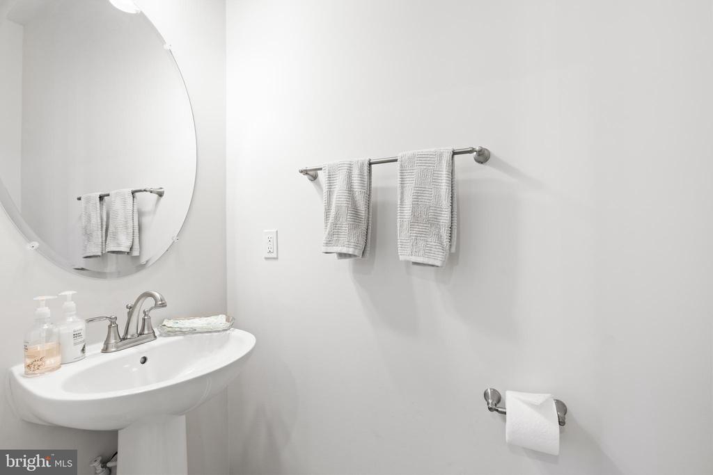 7713 PRESIDENTIAL PARKWAY