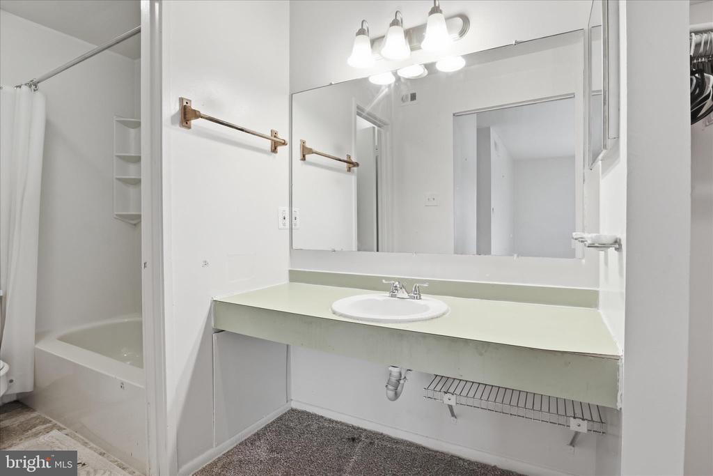10214 PRINCE PLACE 8-202