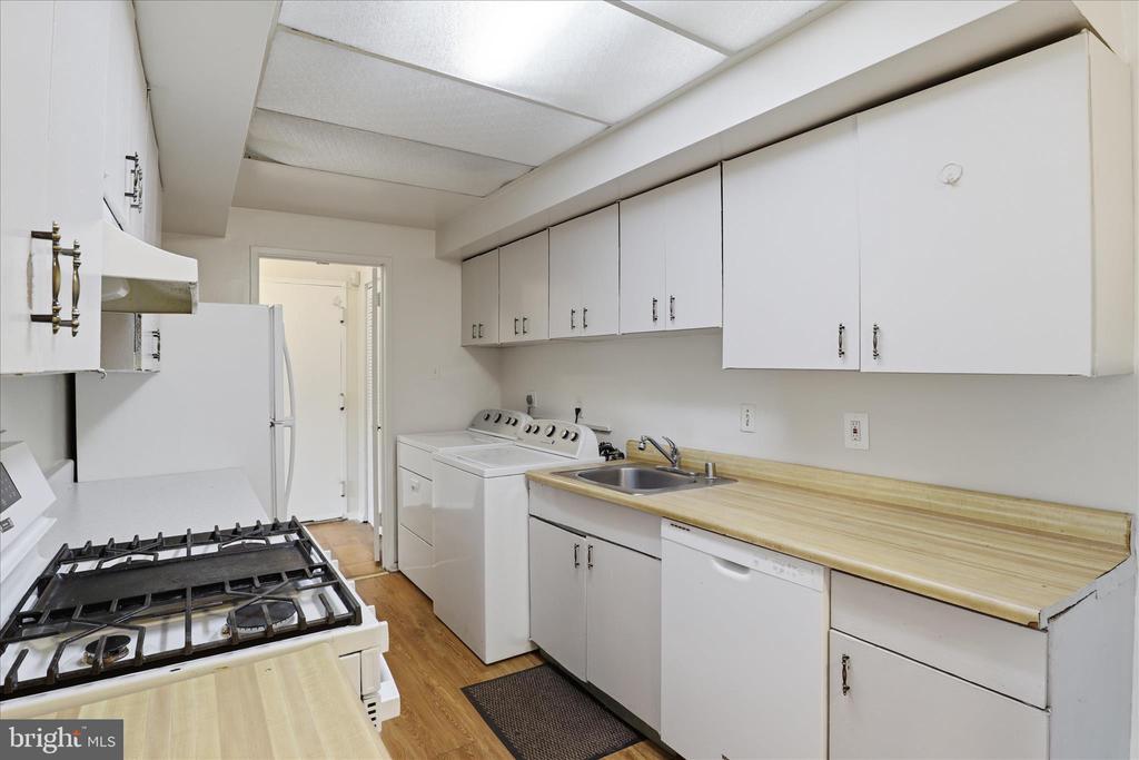 10214 PRINCE PLACE 8-202