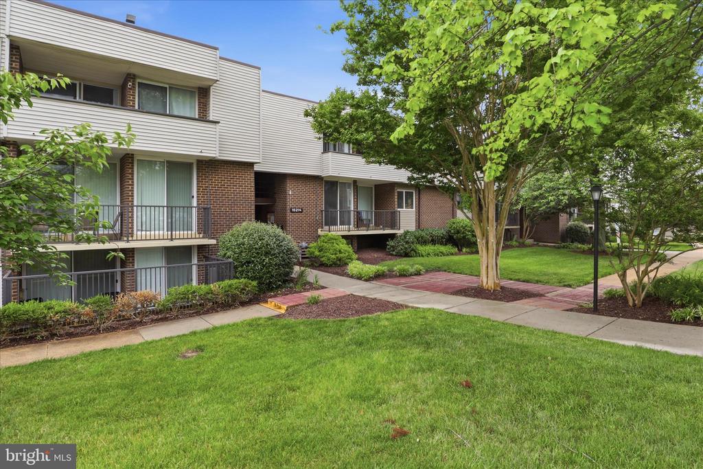 10214 PRINCE PLACE 8-202