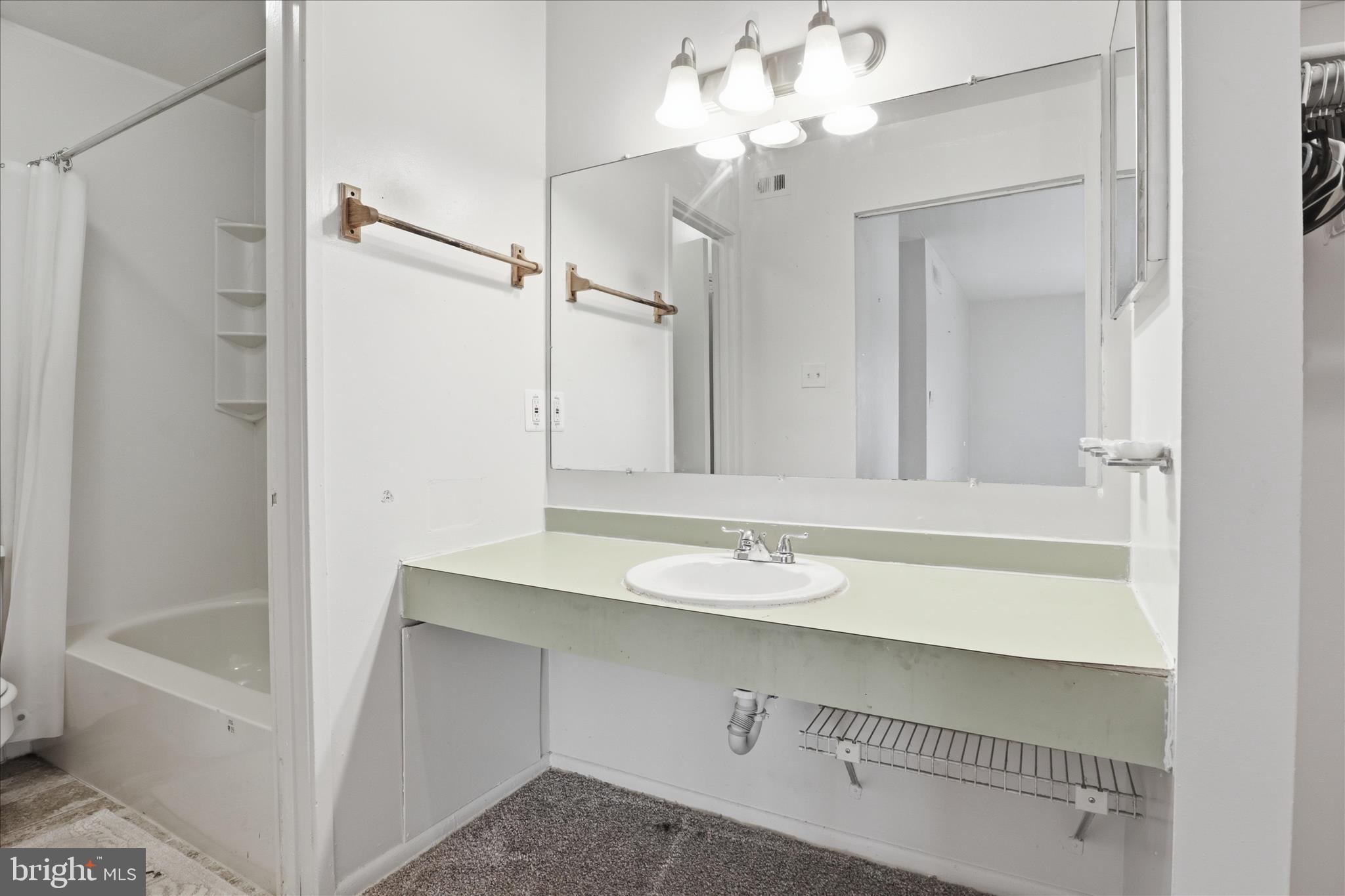10214 PRINCE PLACE 8-202