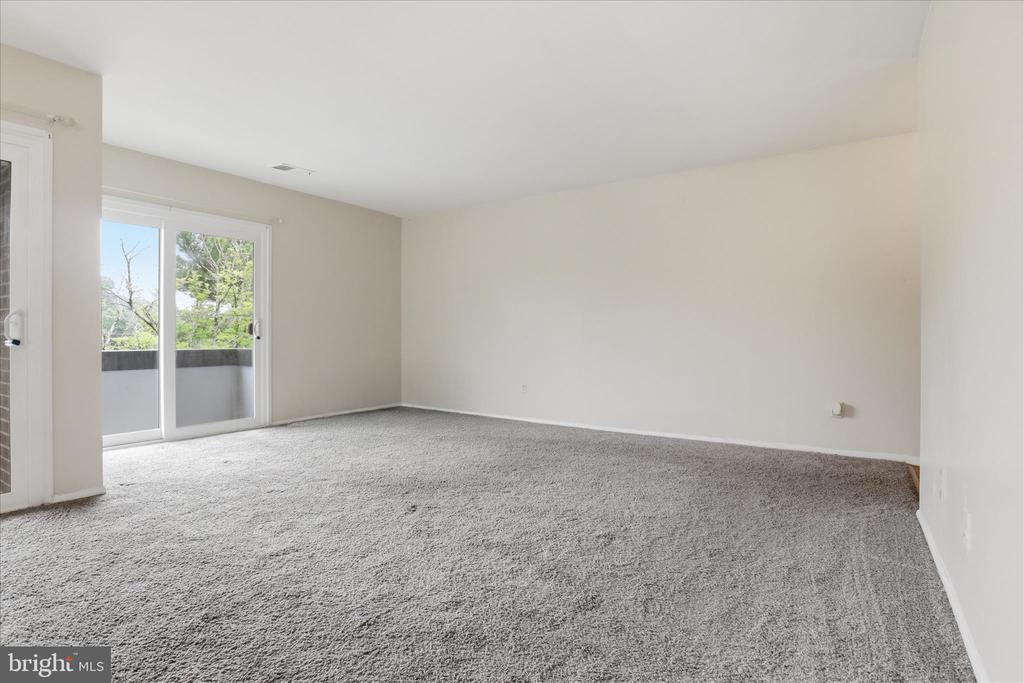 10214 PRINCE PLACE 8-202