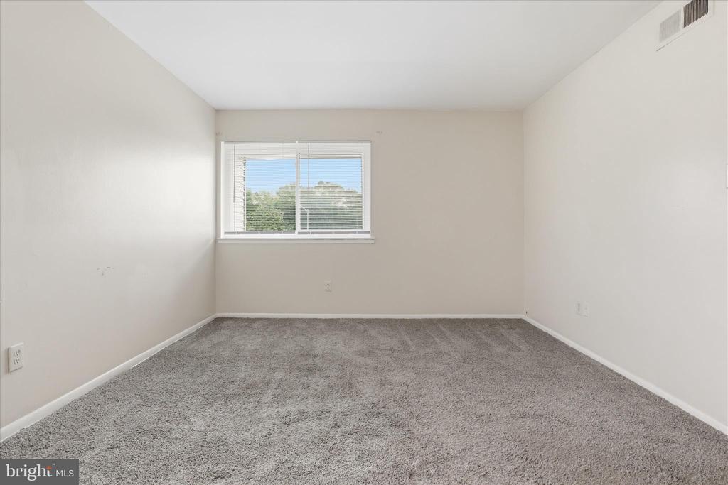 10214 PRINCE PLACE 8-202