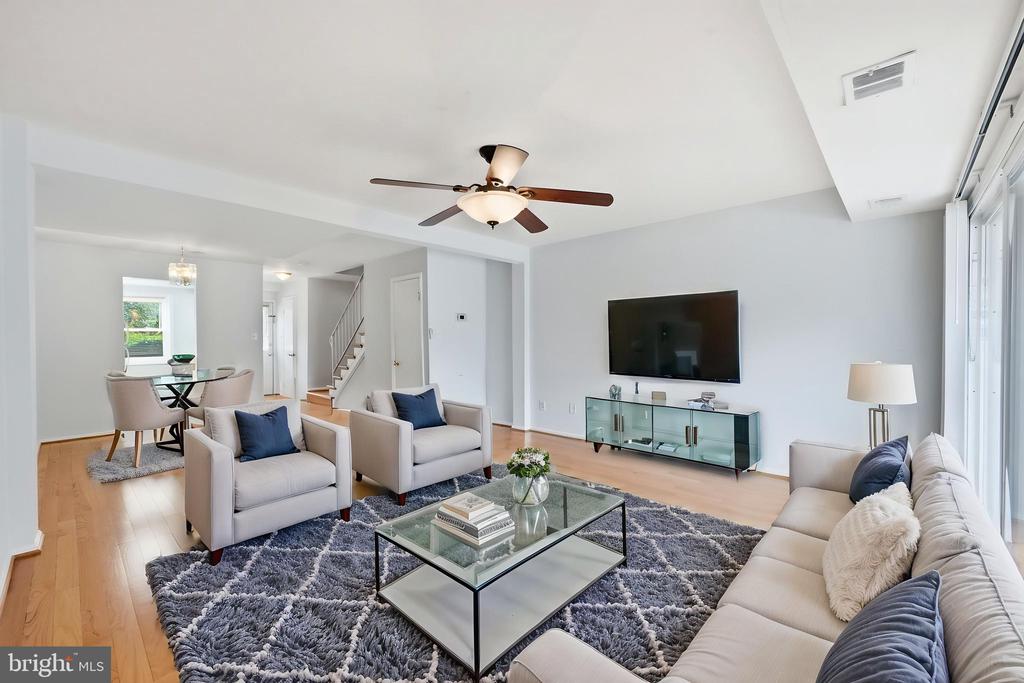 8026 LAKECREST DRIVE
