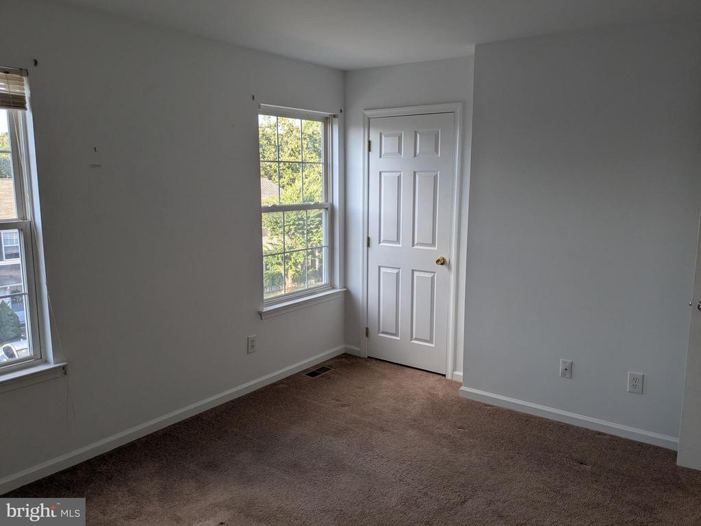 6 MILLSTREAM RD