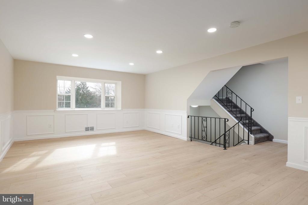 2 FEATHERBED COURT