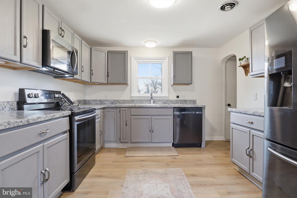 2733 SUNSET LANE