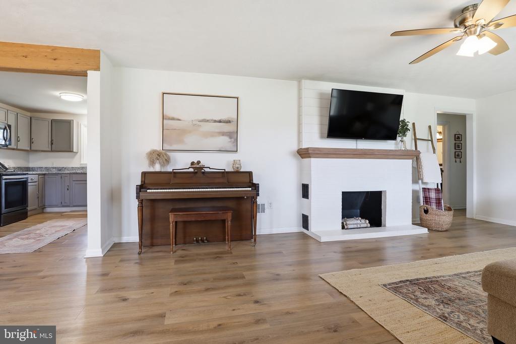 2733 SUNSET LANE