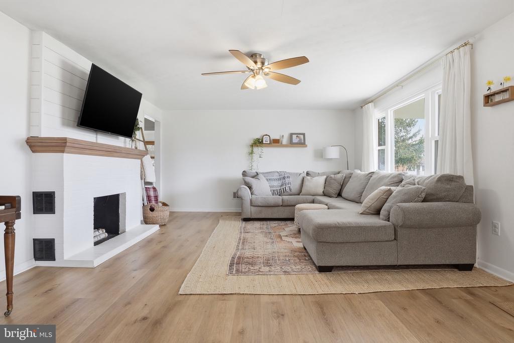 2733 SUNSET LANE