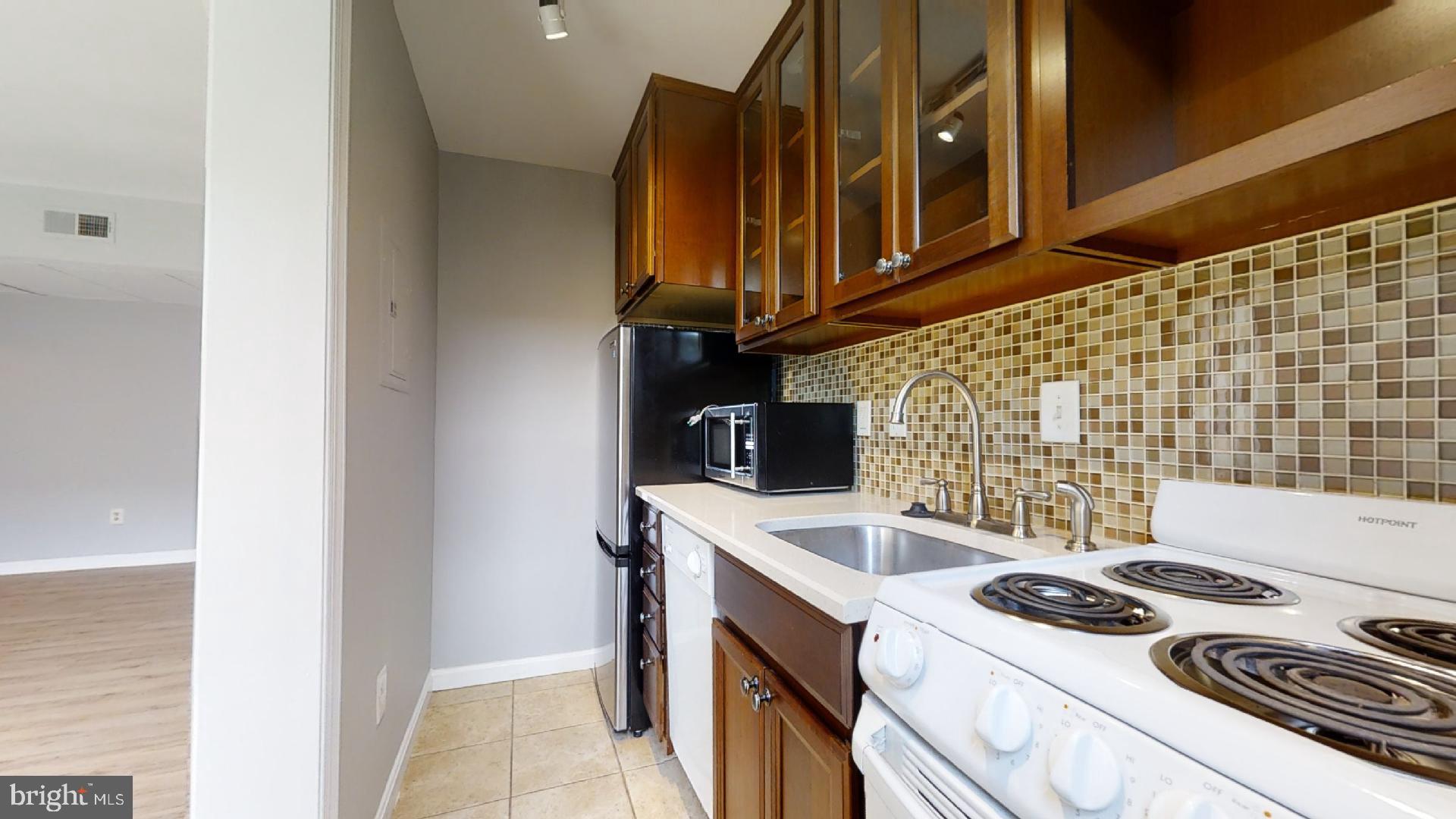 1737 N QUEENS LANE 1-126
