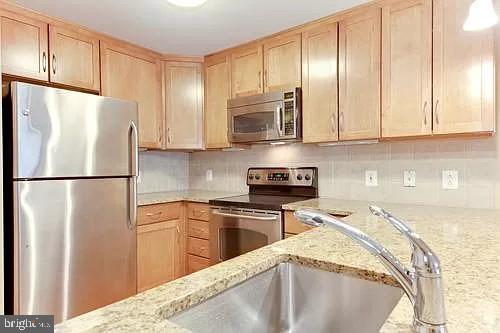 888 N QUINCY STREET 208