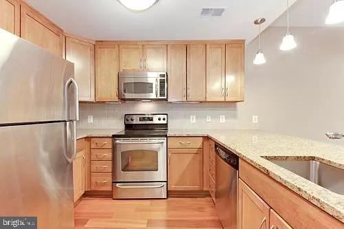 888 N QUINCY STREET 208
