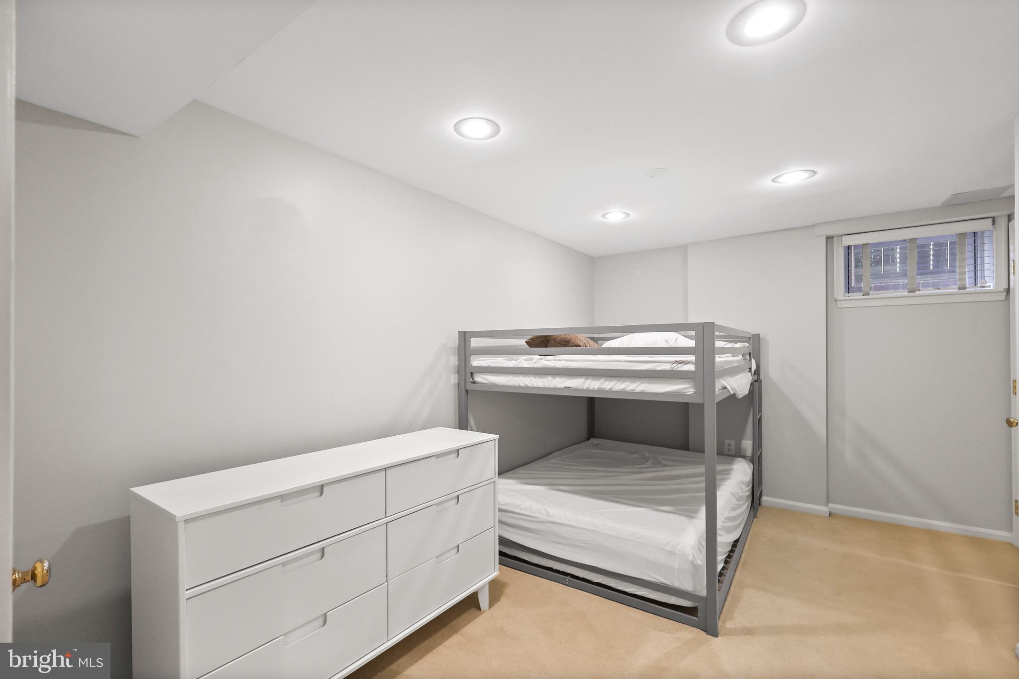 1233 S OAKCREST ROAD