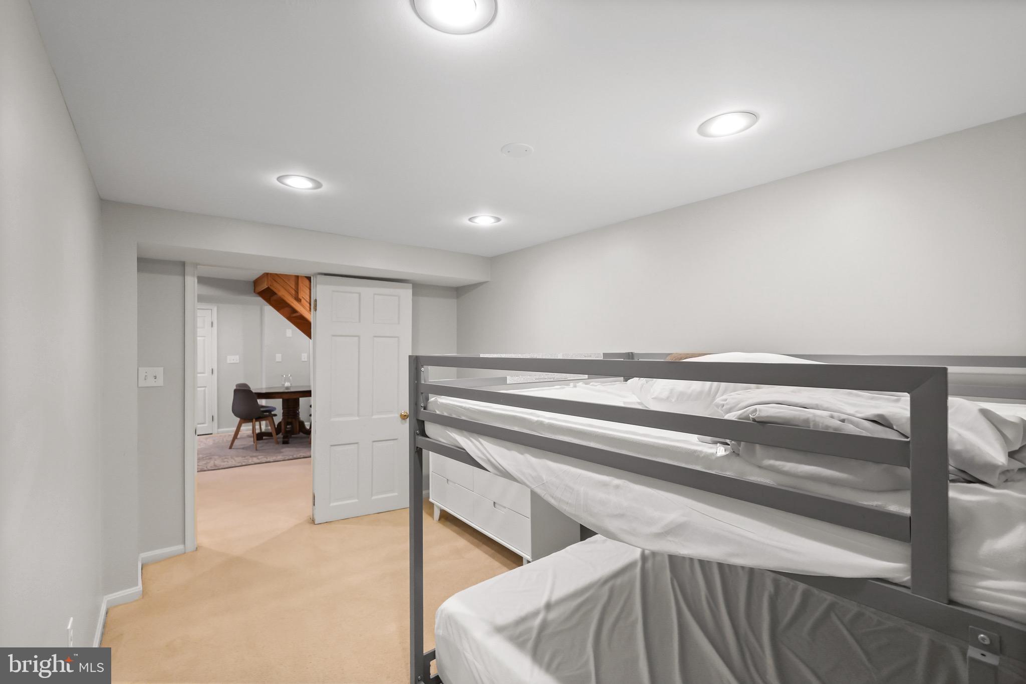 1233 S OAKCREST ROAD