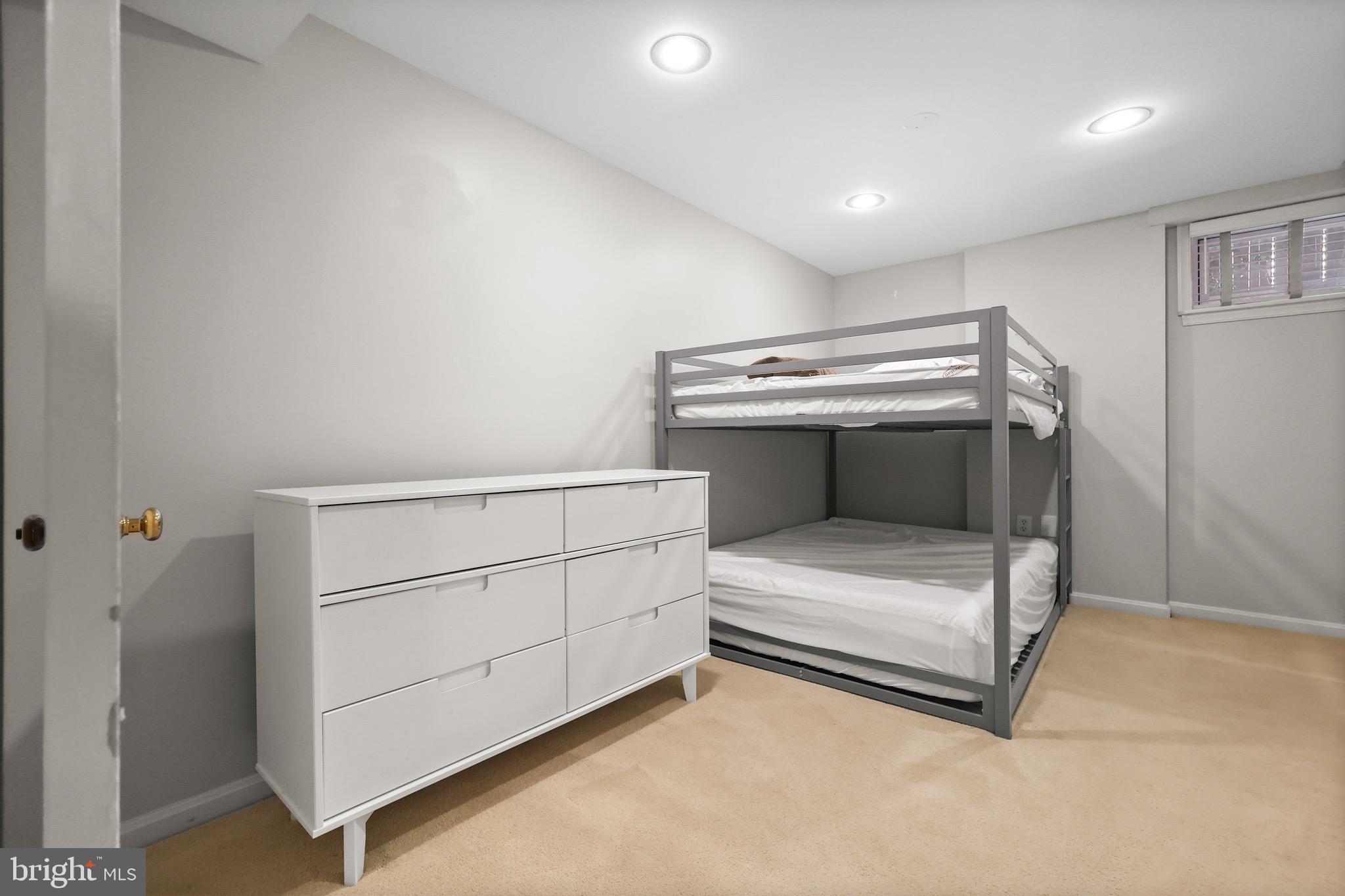 1233 S OAKCREST ROAD