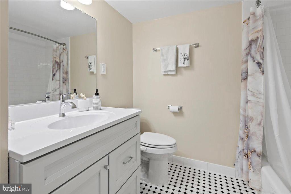 3800 FAIRFAX DRIVE Unit: 102