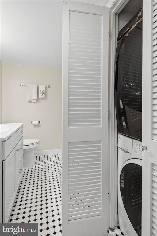 3800 FAIRFAX DRIVE Unit: 102