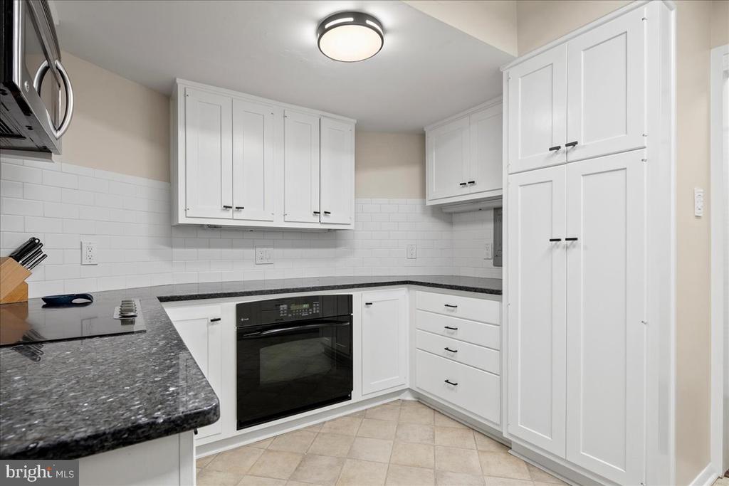 3800 FAIRFAX DRIVE Unit: 102
