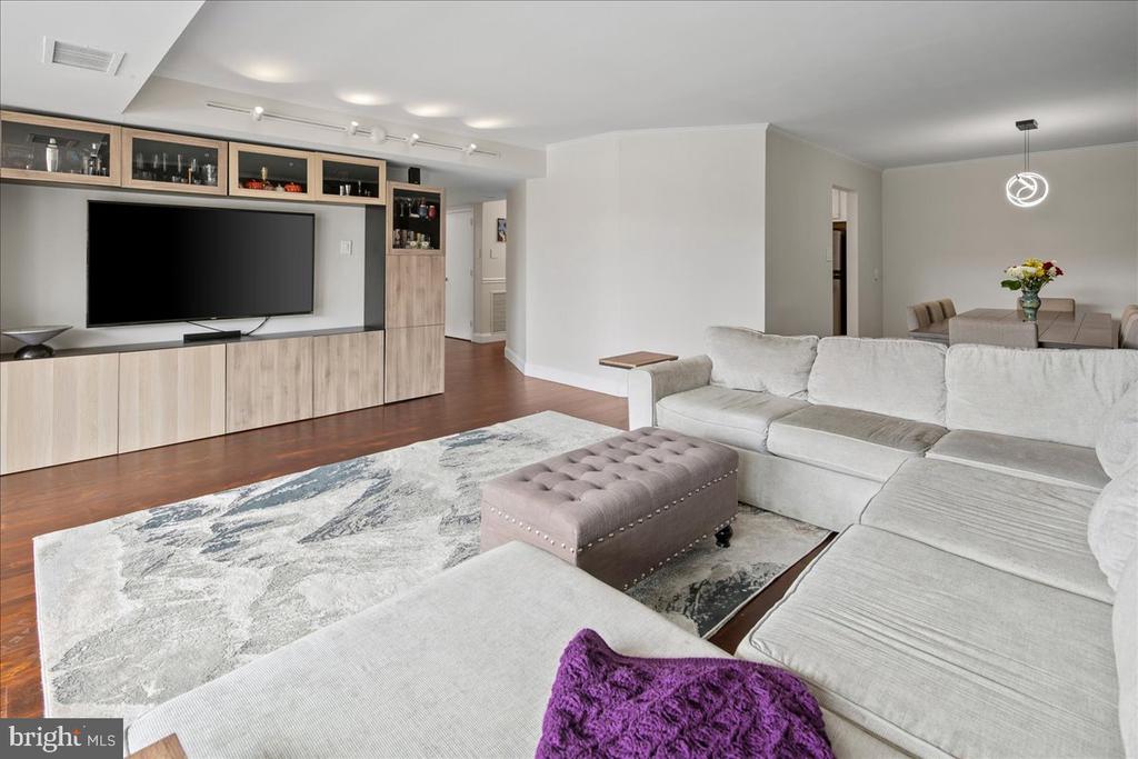 3800 FAIRFAX DRIVE Unit: 102