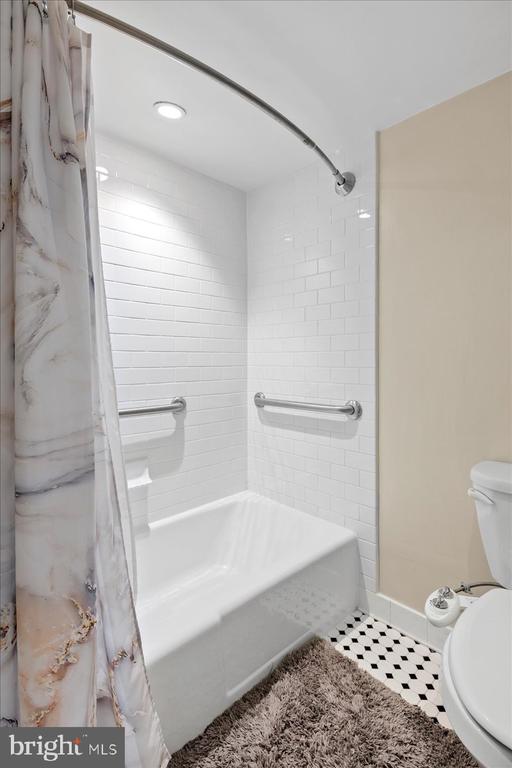 3800 FAIRFAX DRIVE Unit: 102
