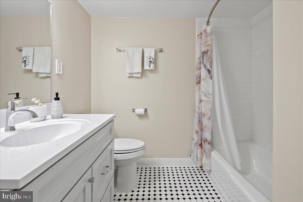 3800 FAIRFAX DRIVE Unit: 102