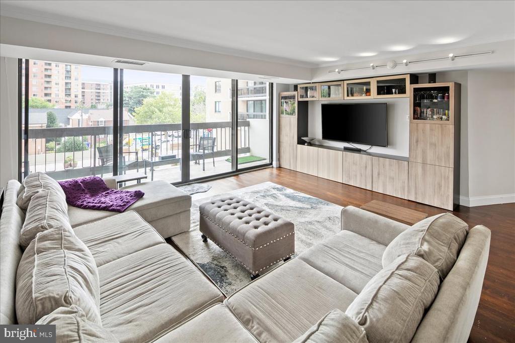 3800 FAIRFAX DRIVE Unit: 102