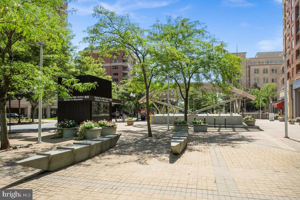 3800 FAIRFAX DRIVE Unit: 102