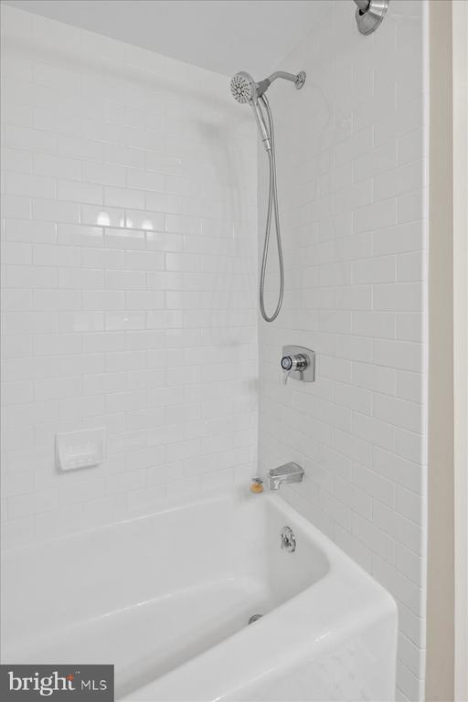 3800 FAIRFAX DRIVE Unit: 102