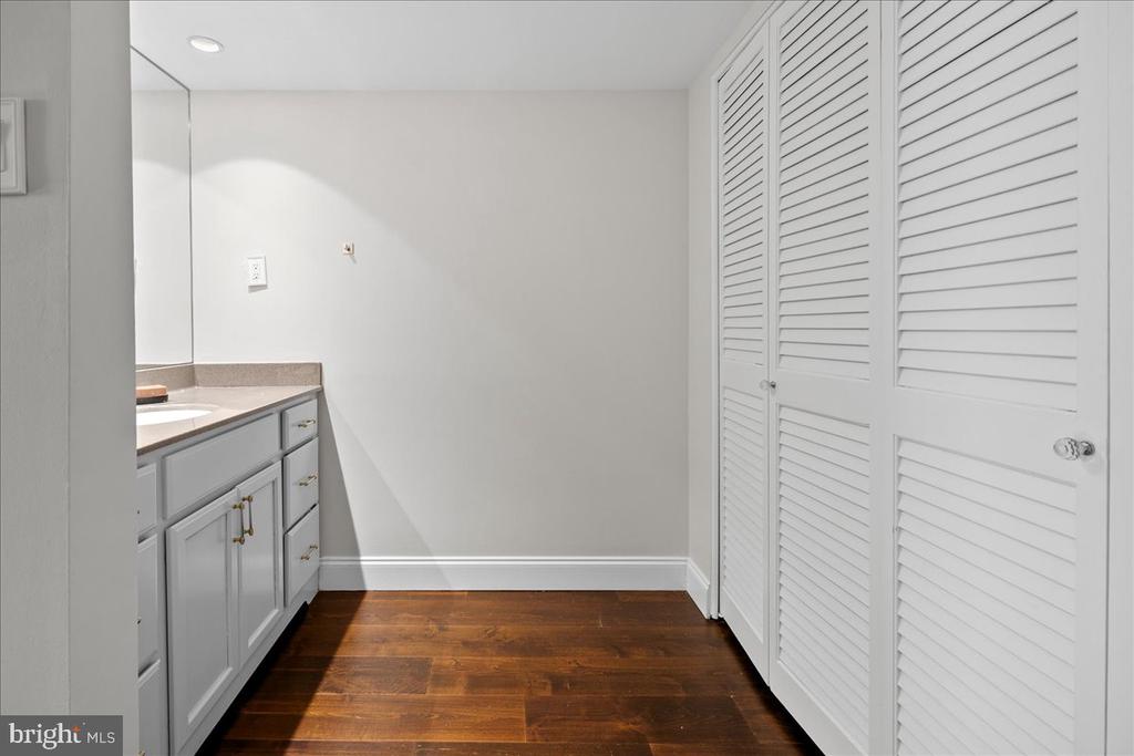 3800 FAIRFAX DRIVE Unit: 102