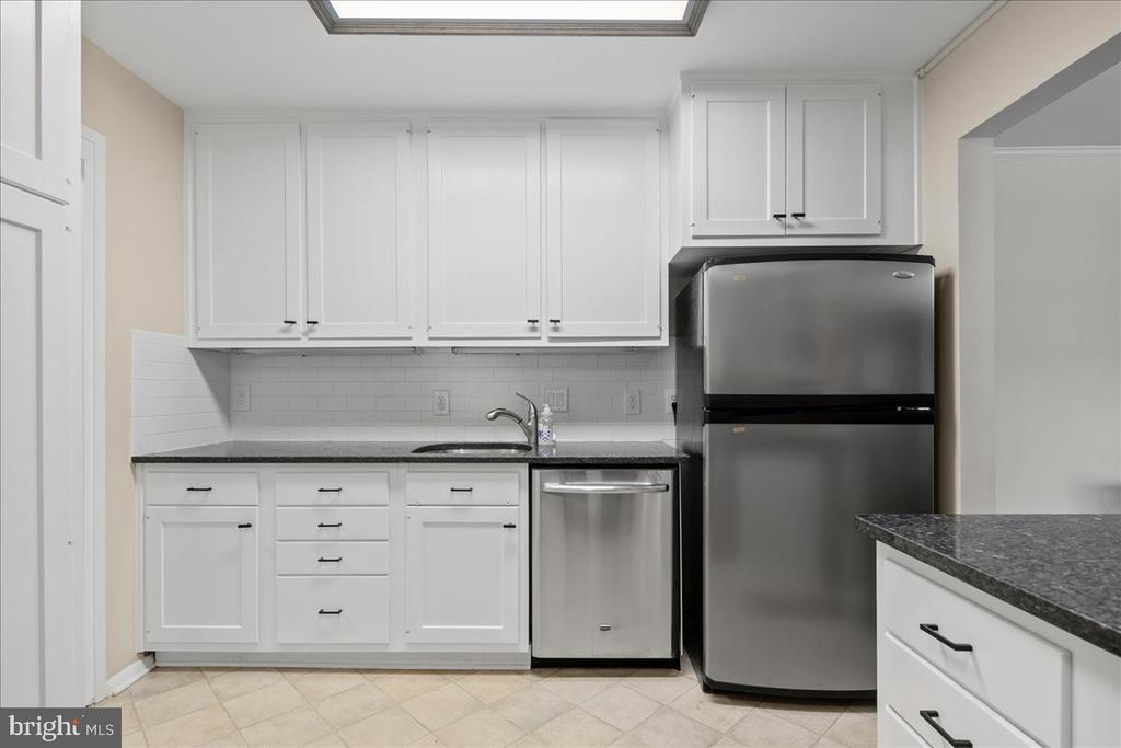 3800 FAIRFAX DRIVE Unit: 102
