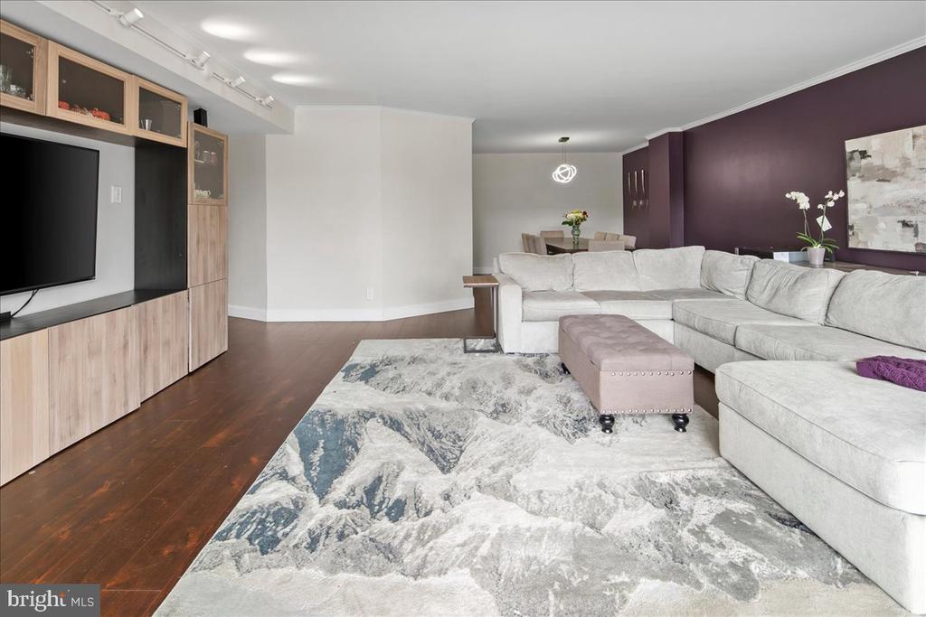 3800 FAIRFAX DRIVE Unit: 102