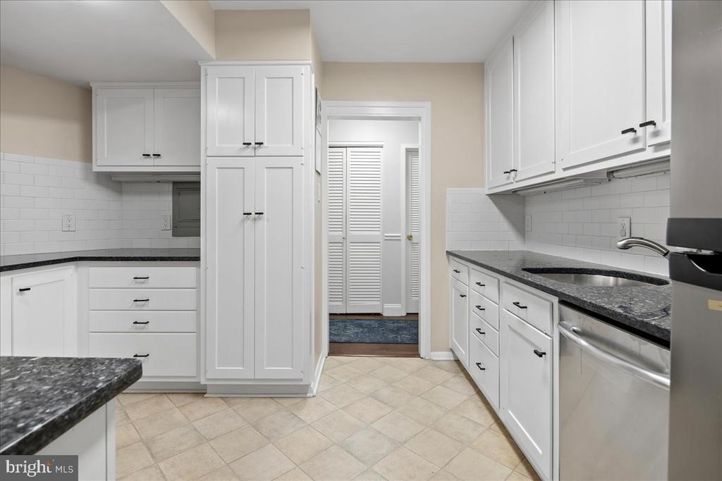 3800 FAIRFAX DRIVE Unit: 102