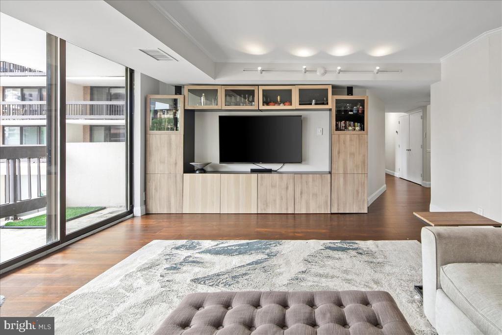 3800 FAIRFAX DRIVE Unit: 102