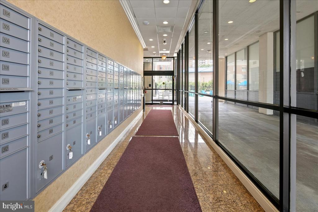 3800 FAIRFAX DRIVE Unit: 102