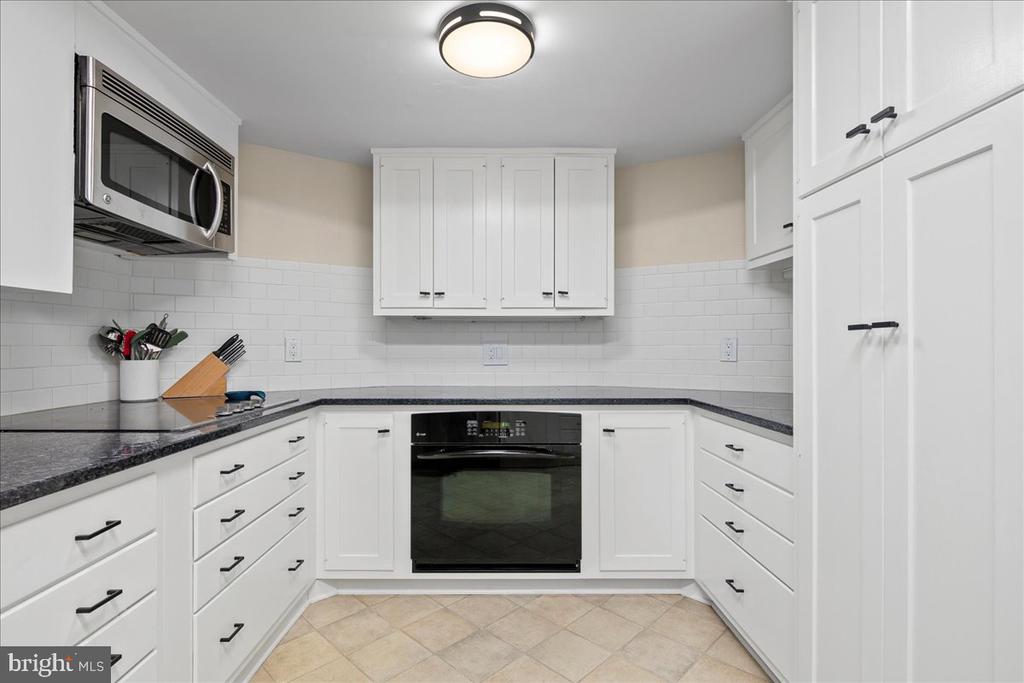 3800 FAIRFAX DRIVE Unit: 102