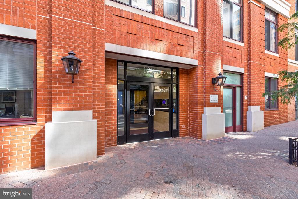 1201 N GARFIELD STREET Unit: 216