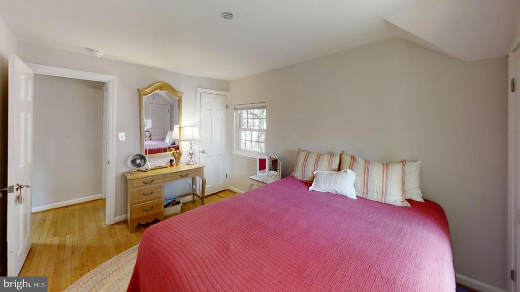 806 N OVERLOOK DRIVE