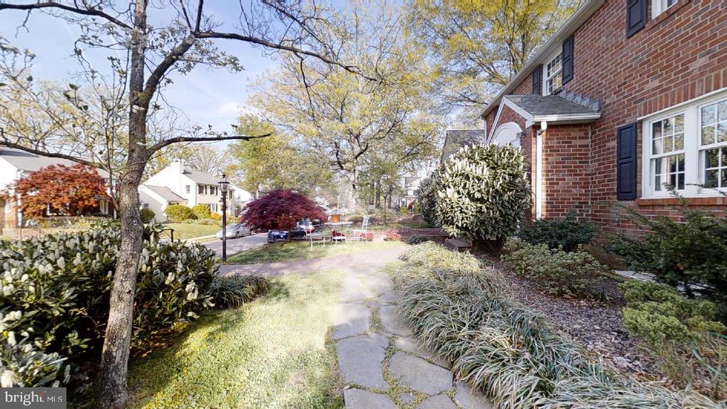 806 N OVERLOOK DRIVE